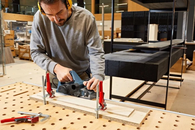Ścisk (zacisk) dźwigniowy do szyn 160/60 mm 2400 N GTRH Bessey GTR16S6H - w użyciu 2
