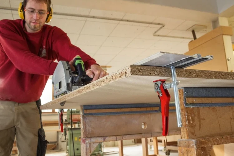 Ścisk (zacisk) dźwigniowy do szyn 160/60 mm 2400 N GTRH Bessey GTR16S6H - w użyciu 3
