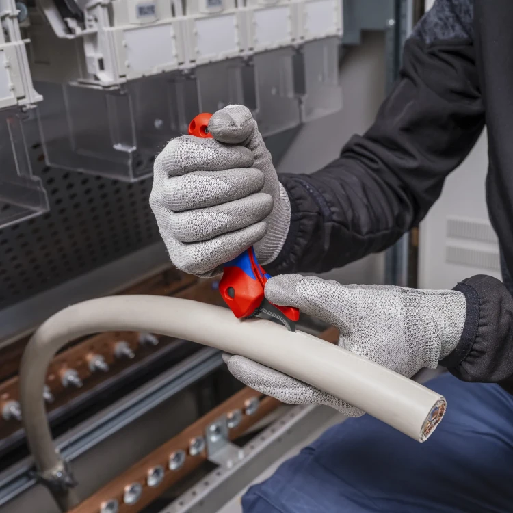 Nóż do usuwania izolacji ze stopką prowadzącą i funkcją grzechotki Knipex 16 50 145 SB - podczas pracy