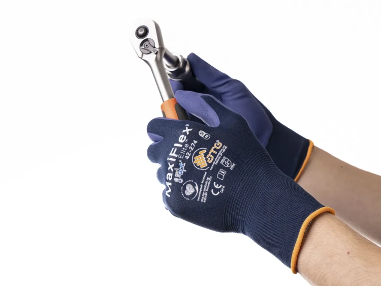 Rękawice robocze do precyzyjnych prac (cienkie) MaxiFlex® Elite™ z AD-APT ATG 42-274 - w użyciu