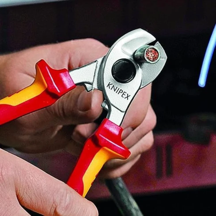 Nożyce do cięcia kabli i przewodów, izolowane rękojeści dwukomponentowe Knipex 95 - w użyciu 1