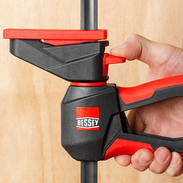 Ścisk uniwersalny jednoręczny szybkomocujący z uchwytem obrotowym EZ360 Bessey  - w użyciu 4