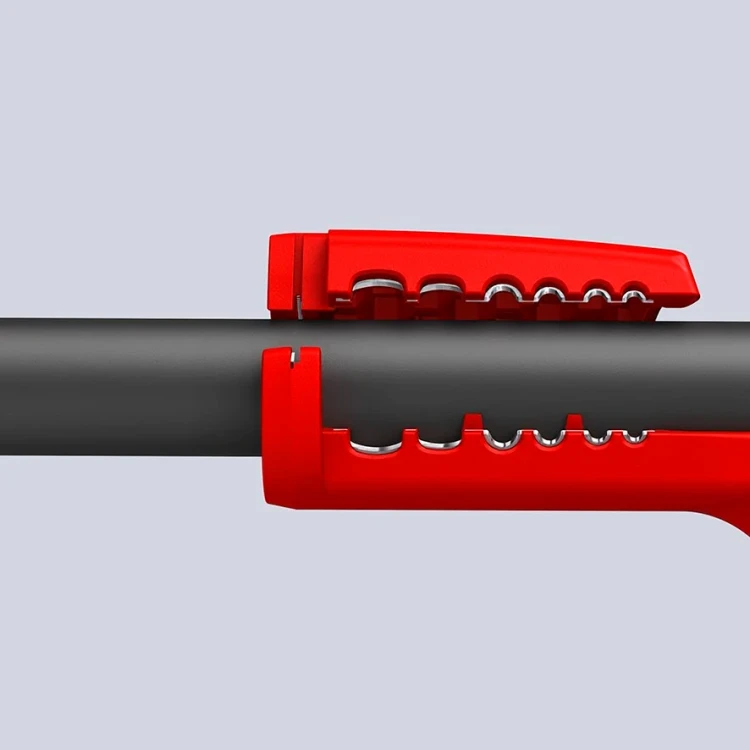 Ściągacz izolacji zewnętrznej z przewodów okrągłych śr. 12–28 mm ErgoStrip XL Knipex 16 95 11 - w użyciu 5