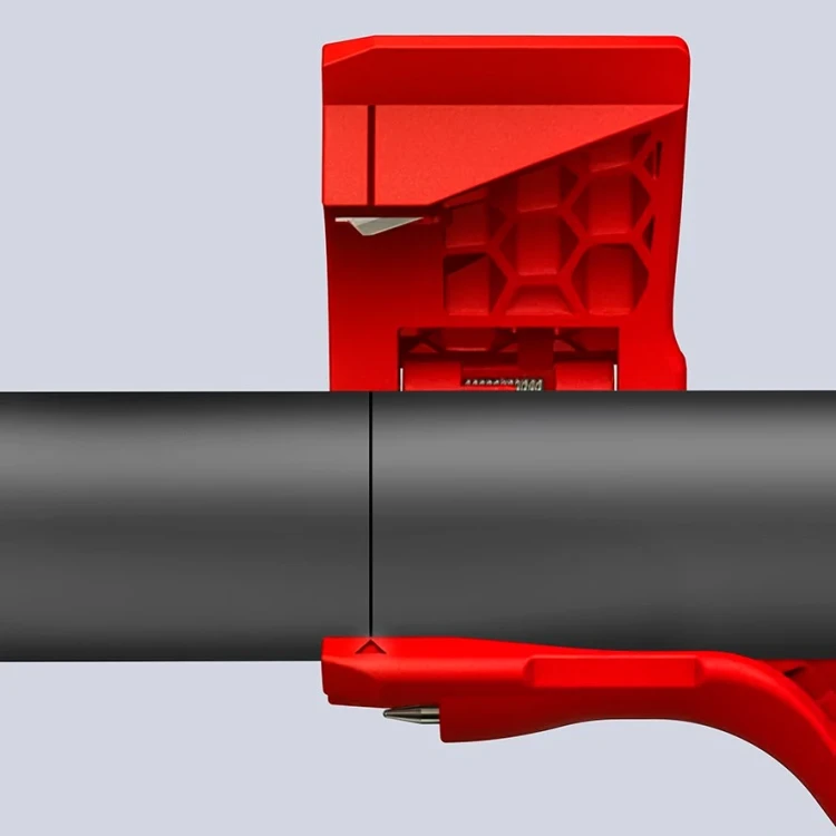 Ściągacz izolacji zewnętrznej z przewodów okrągłych śr. 12–28 mm ErgoStrip XL Knipex 16 95 11 - w użyciu 7