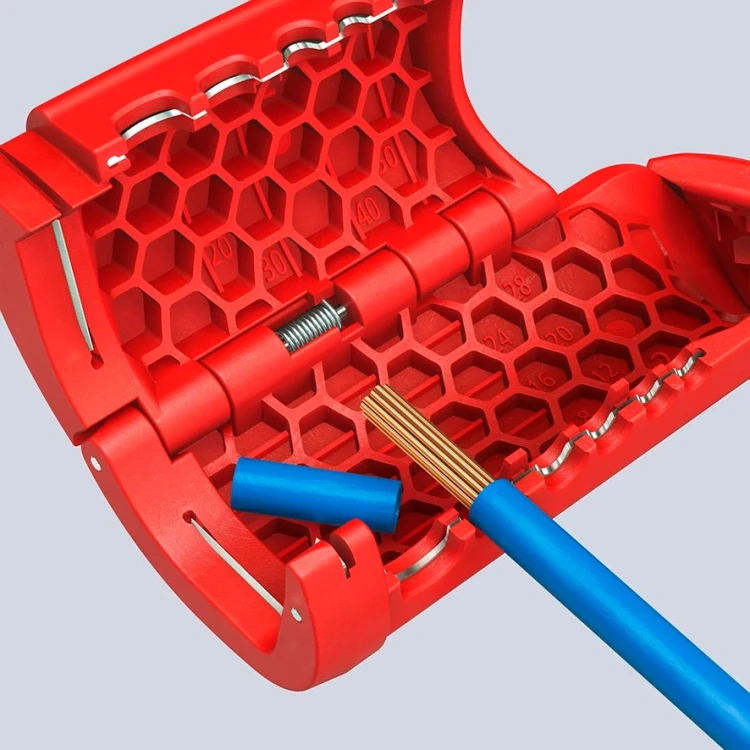 Ściągacz izolacji zewnętrznej z przewodów okrągłych śr. 12–28 mm ErgoStrip XL Knipex 16 95 11 - w użyciu 8