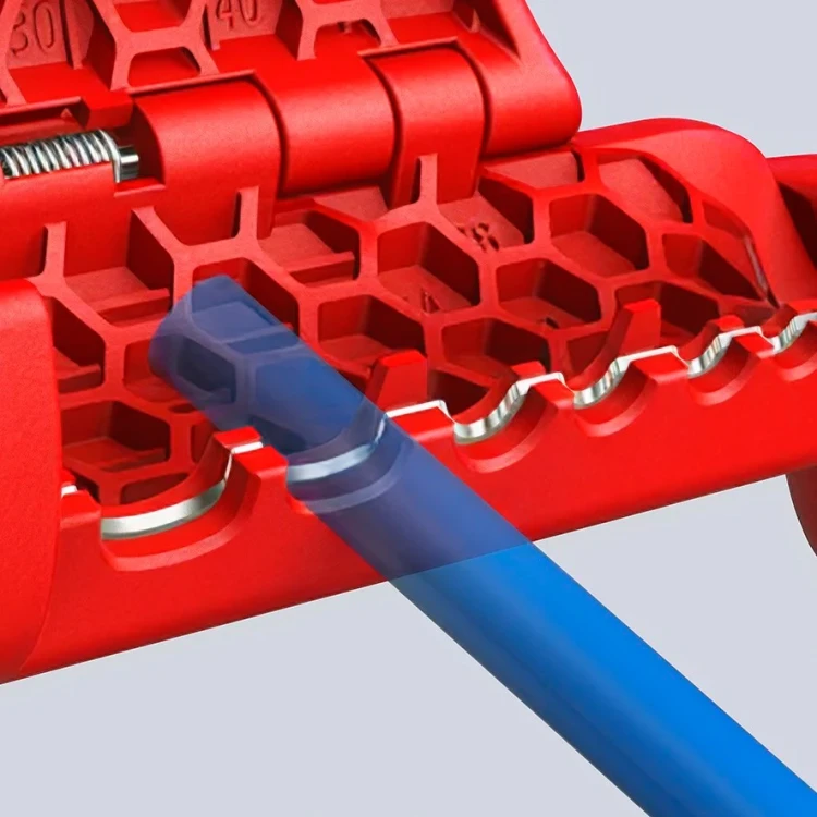 Ściągacz izolacji zewnętrznej z przewodów okrągłych śr. 12–28 mm ErgoStrip XL Knipex 16 95 11 - w użyciu 11