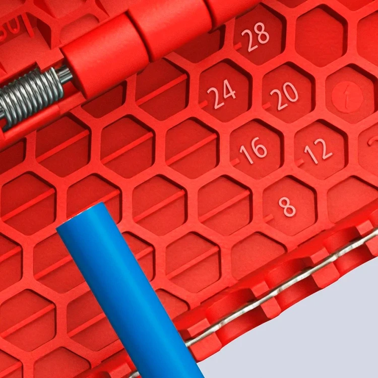 Ściągacz izolacji zewnętrznej z przewodów okrągłych śr. 12–28 mm ErgoStrip XL Knipex 16 95 11 - w użyciu 12