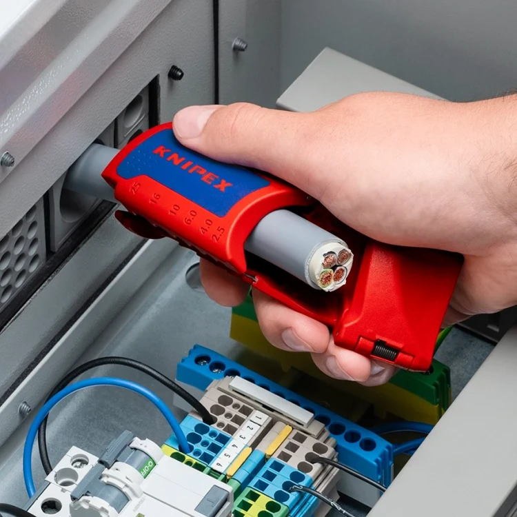 Ściągacz izolacji zewnętrznej z przewodów okrągłych śr. 12–28 mm ErgoStrip XL Knipex 16 95 11 - w użyciu 15