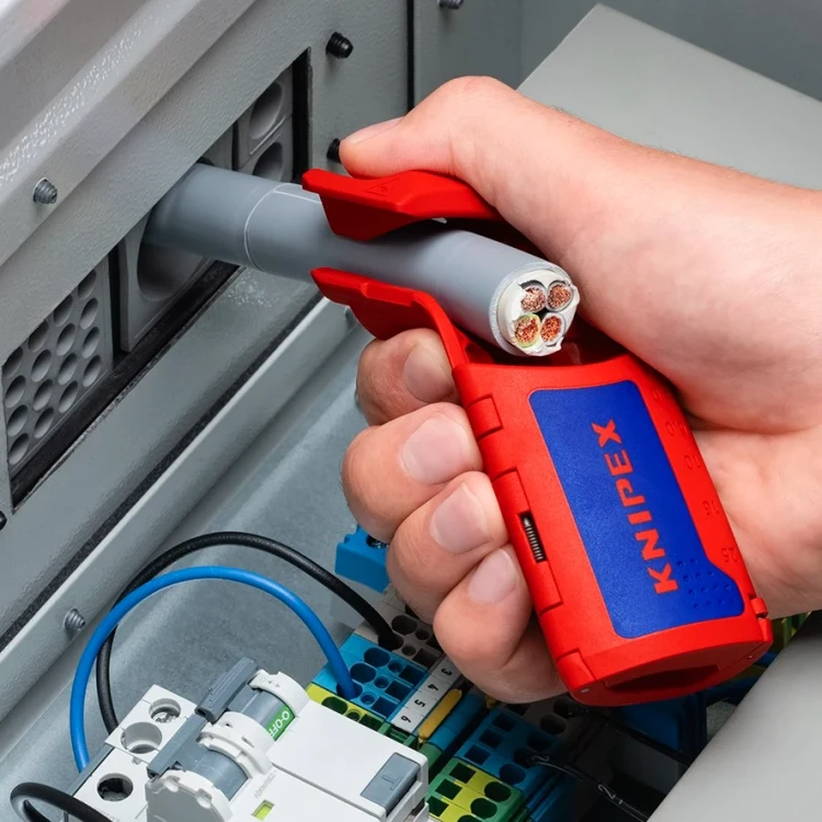 Ściągacz izolacji zewnętrznej z przewodów okrągłych śr. 12–28 mm ErgoStrip XL Knipex 16 95 11 - w użyciu 21