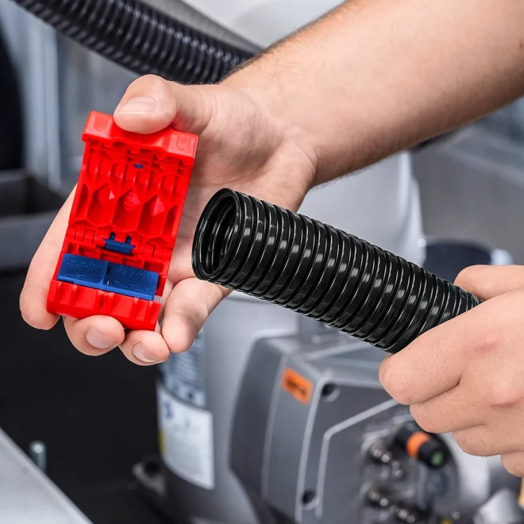 Obcinak do cięcia okrągłych rur falistych o śr. 19-56 mm BiX Knipex 90 22 10 V01 - w użyciu 2