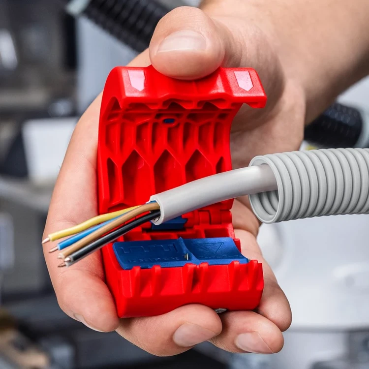 Obcinak do cięcia okrągłych rur falistych o śr. 19-56 mm BiX Knipex 90 22 10 V01 - w użyciu 3