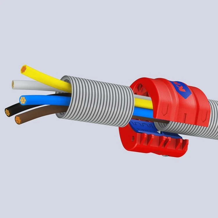Obcinak do cięcia okrągłych rur falistych o śr. 19-56 mm BiX Knipex 90 22 10 V01 - w użyciu 4