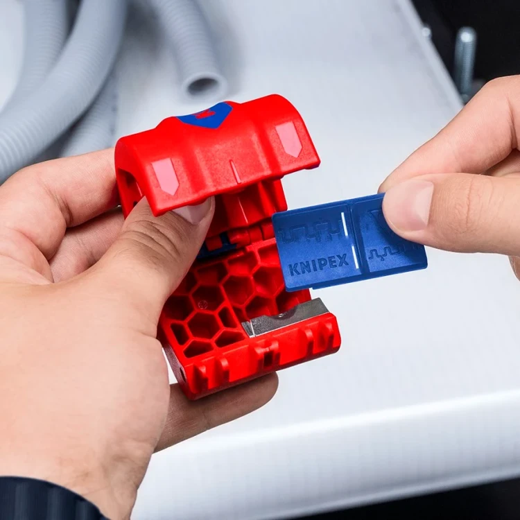 Obcinak do cięcia okrągłych rur falistych o śr. 19-56 mm BiX Knipex 90 22 10 V01 - w użyciu 9