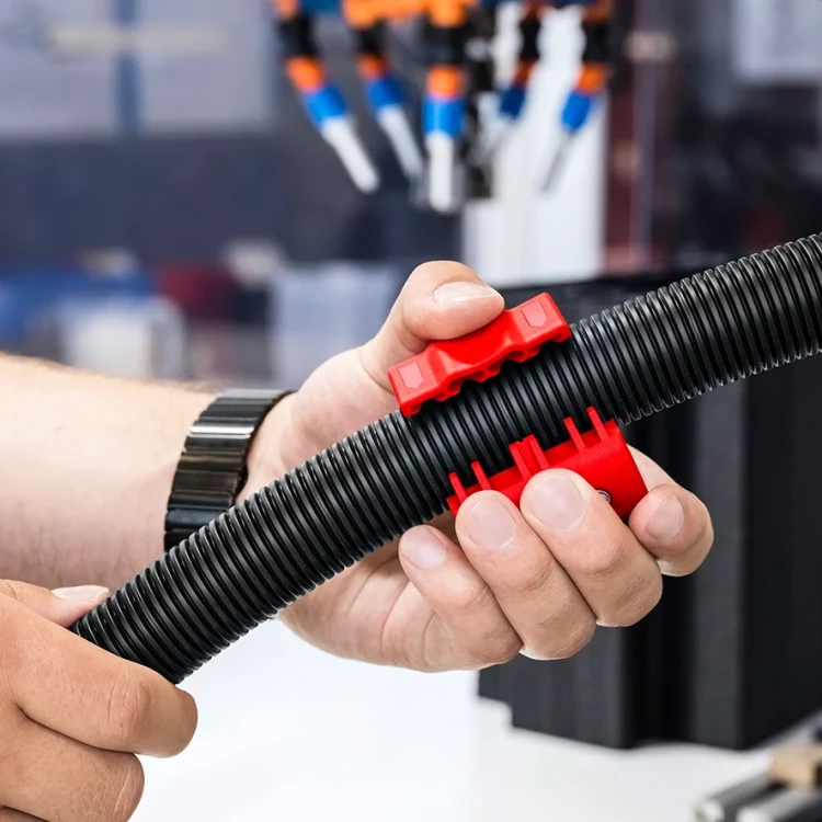 Obcinak do cięcia okrągłych rur falistych o śr. 19-56 mm BiX Knipex 90 22 10 V01 - w użyciu 14