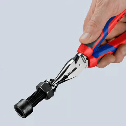 Szczypce (kombinerki) wielofunkcyjne uniwersalne ze szpiczastymi szczękami rękojeści Comfort 08 22 185 Knipex - w użyciu 1