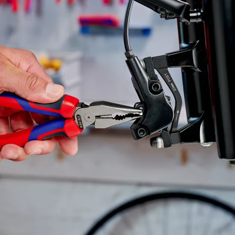 Szczypce (kombinerki) wielofunkcyjne uniwersalne ze szpiczastymi szczękami rękojeści Comfort 08 22 185 Knipex - podczas pracy 1
