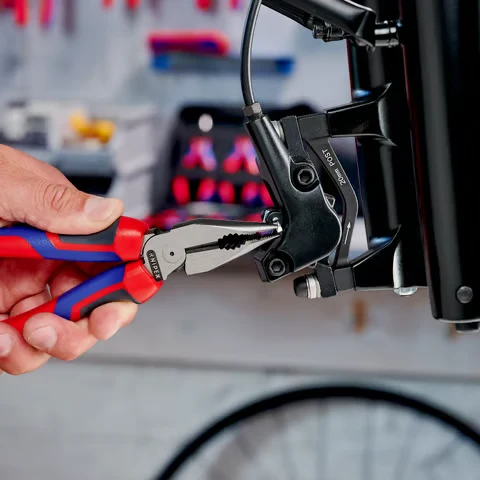 Szczypce (kombinerki) wielofunkcyjne uniwersalne ze szpiczastymi szczękami rękojeści Comfort 08 22 185 Knipex - podczas pracy 2